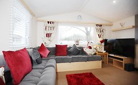 Stunning St1 Lodge At Hoburne Cotswold, Breathtaking Views Over Mallard Lake